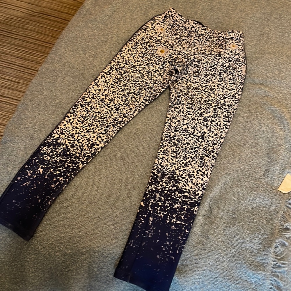 Cynthia Rowley bonded printed legging. Navy white two tone print w/daisies